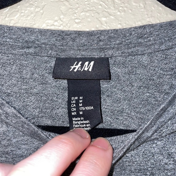 H&M gray short sleeve with pocket - Picture 2 of 3
